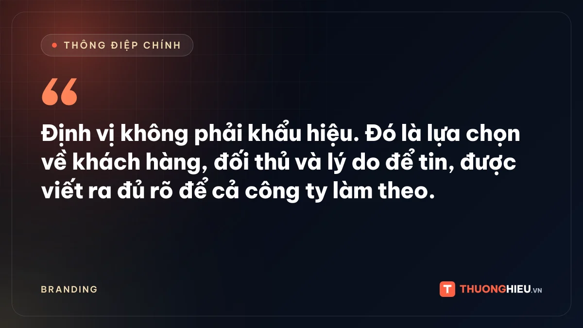 Đồ họa thông điệp chính: Định vị không phải khẩu hiệu. Đó là lựa chọn về khách hàng, đối thủ và lý do để tin, được viết ra đủ rõ để cả công ty làm theo.